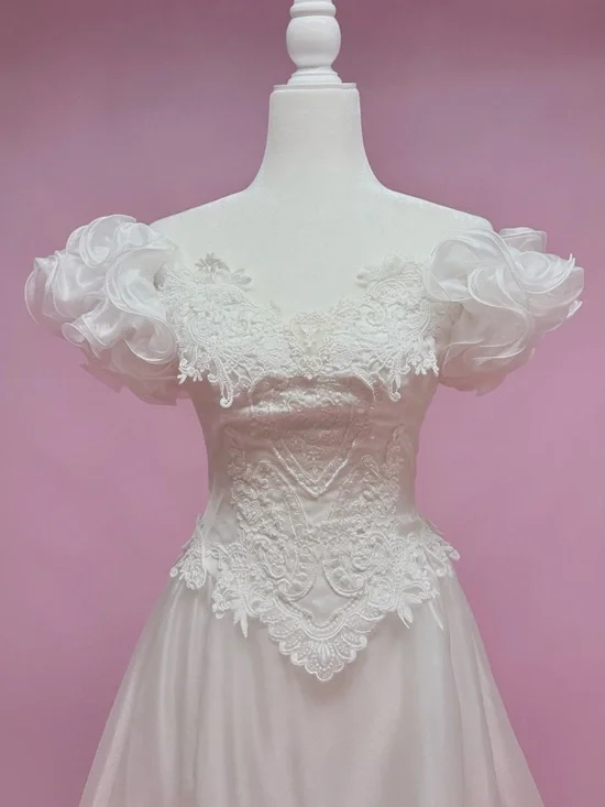 Elegant White Vintage Lace Ballgown Wedding Dress - Picture 3 of 15